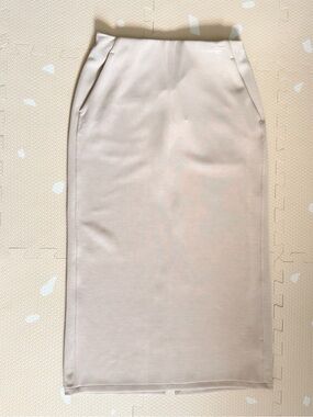 Lululemon Softstreme High-Rise Midi Skirt
Bone size 4 LIKE NEW